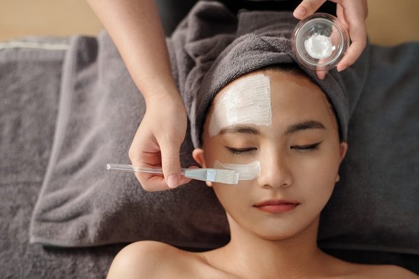 5 astuces pour rajeunir son visage sans chirurgie ni drainage lymphatique