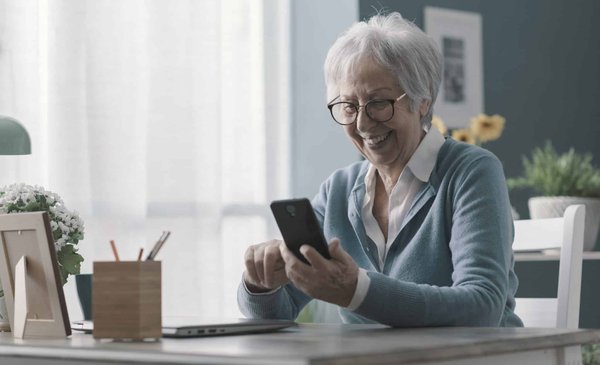 Quels sont les accessoires indispensables pour son téléphone pour senior ?